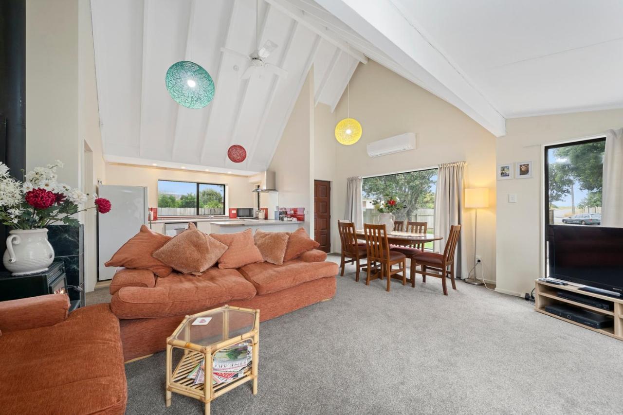 Wharerata - Otaki Beach Holiday Home Exterior foto